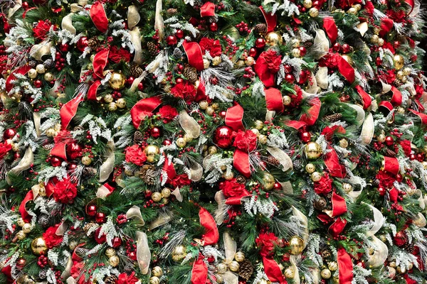 Voller Rahmen Von Bunten Weihnachtsschmuck Auf Grünen Kiefern — Stockfoto