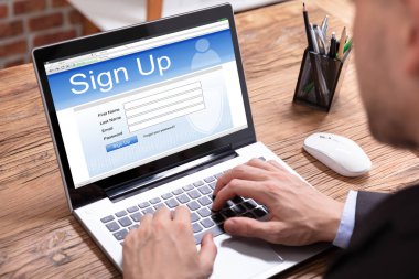 Web sitesindeki Office içinde Laptop içine el işadamı imzalama