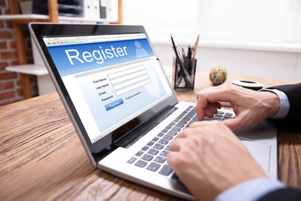 Podnikatel Ruka Podání Online Registrační Formulář Laptop — Stock fotografie