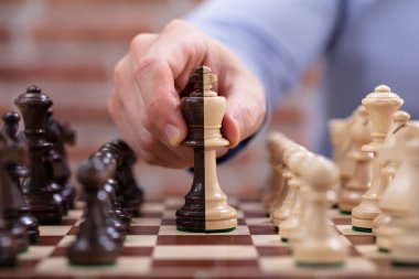 Satranç tahtasındaki Kral Satranç Taşını Hareket Ettiren Kişi 'nin Yakın Çekimi