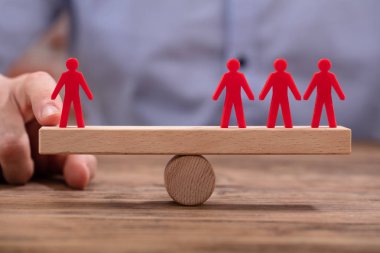 İşadamı 'nın Eli Tahta Masanın Üzerinde Tahterevalli Üzerinde Kırmızı Şekiller Arasında Dengesizlik Gösteriyor