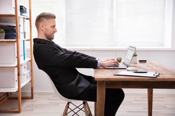 Feliz Hombre Negocios Escribiendo Ordenador Portátil Sobre Escritorio Madera — Foto de Stock