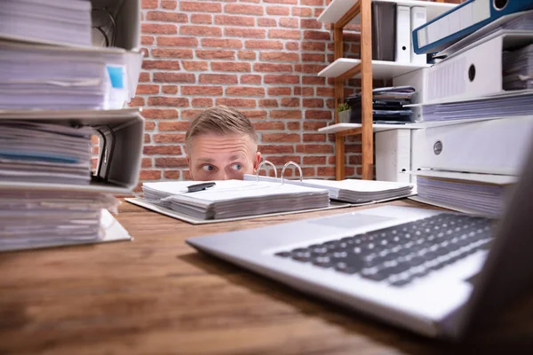 Close Van Zakenman Zich Verschuilen Achter Het Bureau Met Een — Stockfoto