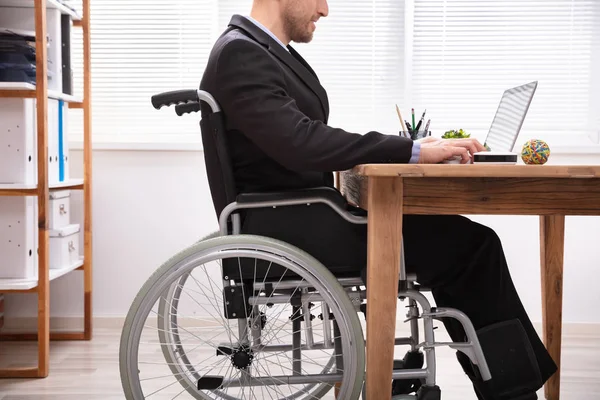 Empresario Discapacitado Sentado Silla Ruedas Usando Computadora Portátil Lugar Trabajo —  Fotos de Stock