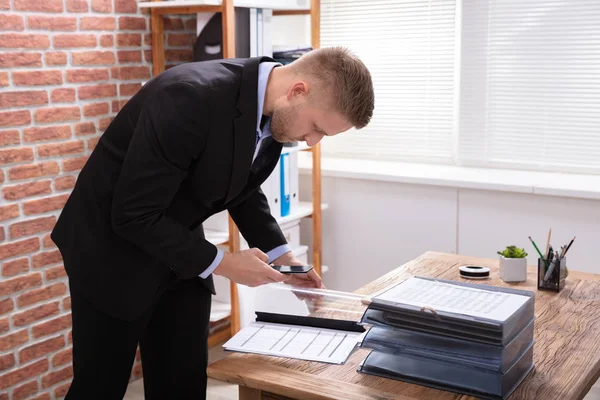 Primer Plano Mano Joven Hombre Negocios Tomando Una Foto Bill — Foto de Stock