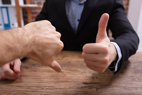 Két Üzletember Felemeli Hüvelykujját Lehúzza Hüvelykujját — Stock Fotó