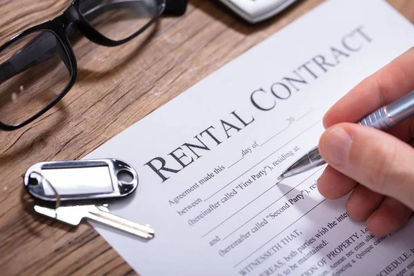 손으로 작업하는 Rental Contract Form — 스톡 사진