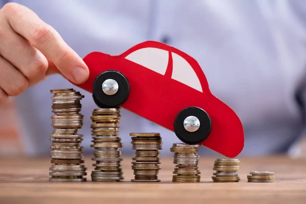 Primer Plano Mano Una Persona Sosteniendo Coche Sobre Disminución Monedas — Foto de Stock