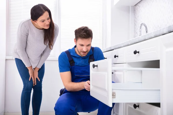 Mulher Olhando Para Manual Masculino Instalando Porta Gaveta Cozinha — Fotografia de Stock