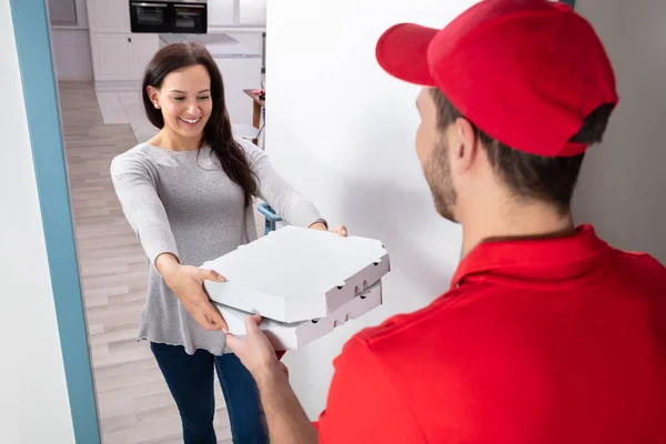 Femme Souriante Recevant Une Pizza Homme Livraison Maison — Photo