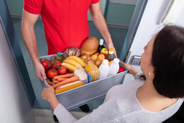 Närbild Leverans Man Ger Livsmedel Plastlåda Till Kvinnan — Stockfoto