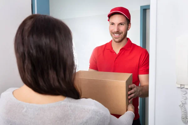 Gros Plan Femme Prenant Boîte Carton Homme Livraison — Photo