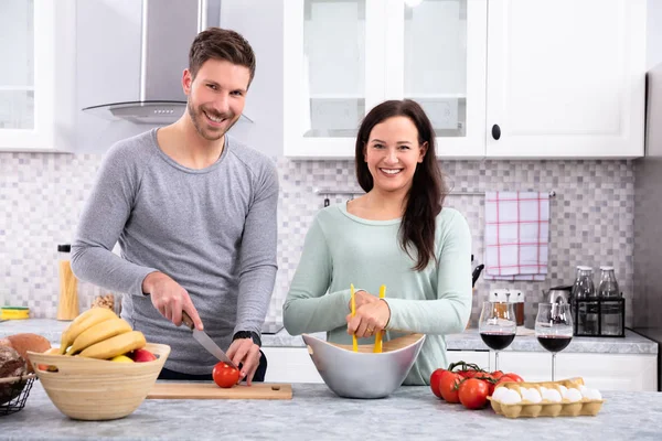 Mari Regardant Femme Tout Coupant Tomate Sur Planche Découper Bois — Photo