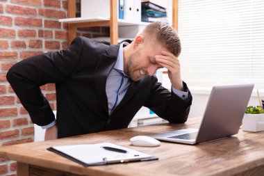 Genç işadamı Office sırt ağrısı muzdarip