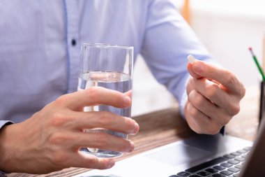 Dizüstü bilgisayar ile masada tıp ilacı bir işadamı Close-Up