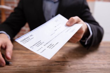 Ahşap Masa Üzerinde Çek Veren Kişinin Orta Bölümü