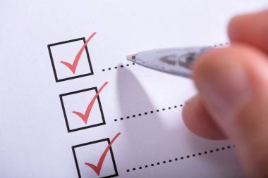 Kişinin El İşaretleme Listesinin Kalemle Yakın Çekimi