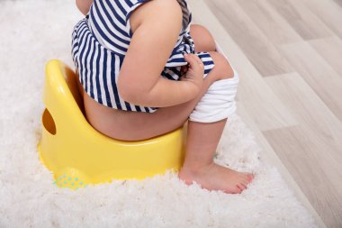 Bir lazımlık Pot üzerinde oturan kadın Toddler arka görünümü
