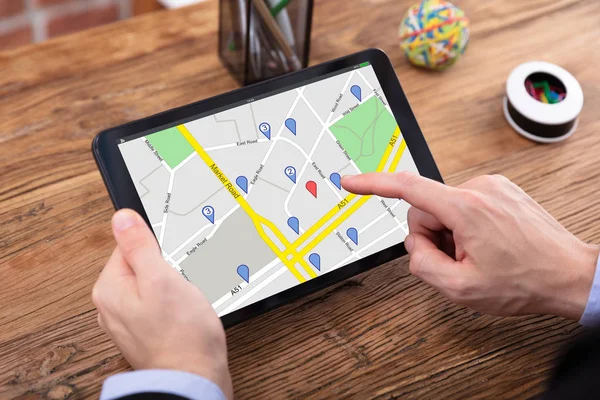 Dijital Tablet Gps Haritası Ile Bir Kişinin Elinin Yakın Çekimi — Stok fotoğraf