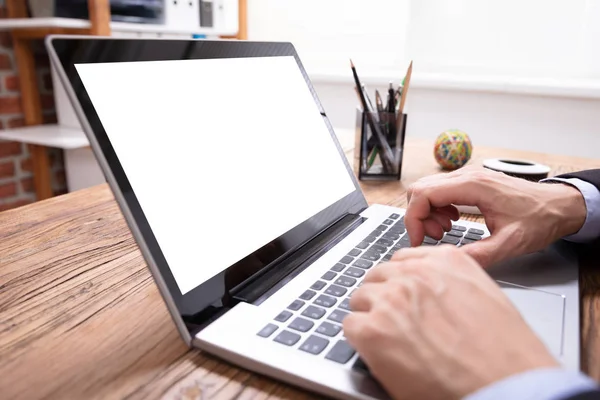 Laptop Tocando Mão Empresário Com Tela Branca Branco — Fotografia de Stock