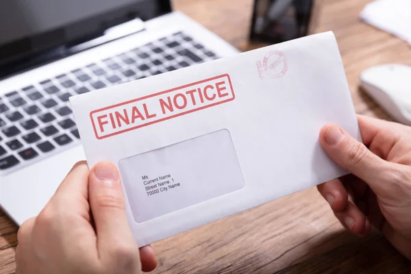 Close Person Hand Holding Final Notice Envelope — Stock Photo, Image