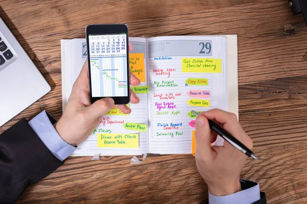Overhead View Businessman Holding Cellphone Calendar Writing Schedule Diary — Stock Photo, Image