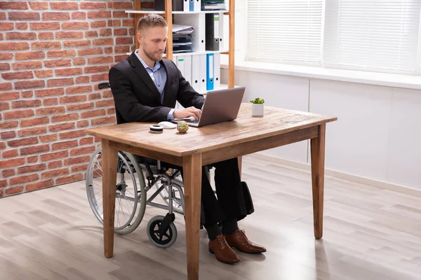 Empresario Discapacitado Sentado Silla Ruedas Usando Computadora Portátil Lugar Trabajo — Foto de Stock