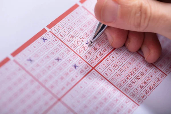 Close Uma Pessoa Número Marcação Bilhete Loteria Com Caneta — Fotografia de Stock