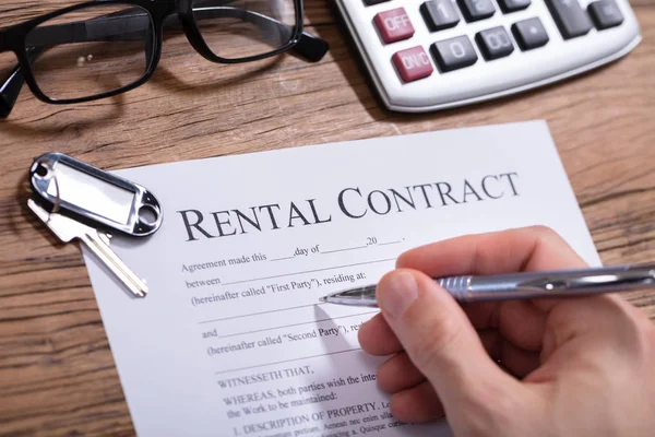 손으로 작업하는 Rental Contract Form — 스톡 사진