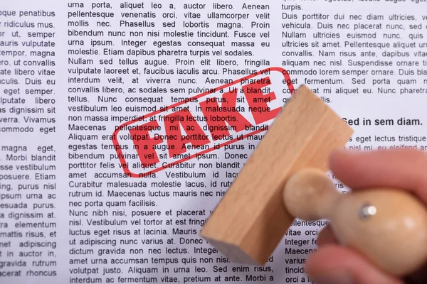 Nahaufnahme Einer Person Die Gefälschte Gummistempel Auf Papier Stempelt — Stockfoto