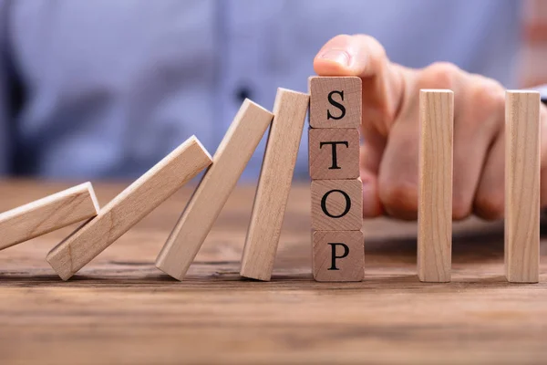 Businessperson Finger Wooden Blocks Stop Text Stoppa Falling Dominos Träbord — Stockfoto