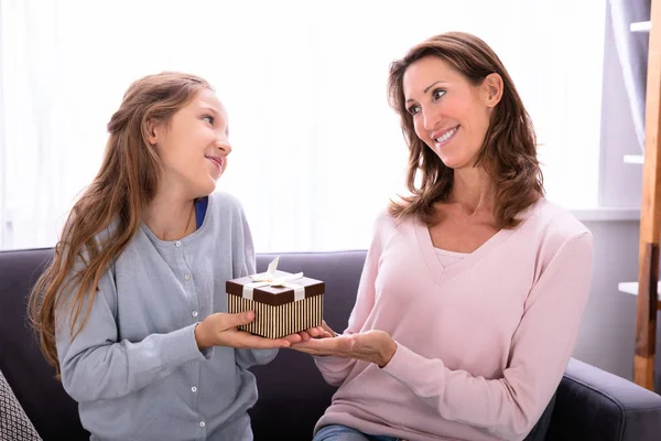 Porträt Eines Mädchens Das Seiner Glücklichen Mutter Ein Geschenk Macht — Stockfoto