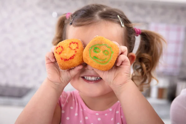 Mosolygó Lány Szórakozás Gazdaság Cupcakes Kezében Amely Szem — Stock Fotó