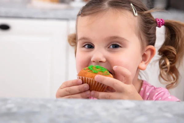 Szórakozás Evés Finom Cupcake Konyhában Közben Boldog Lány Portréja — Stock Fotó