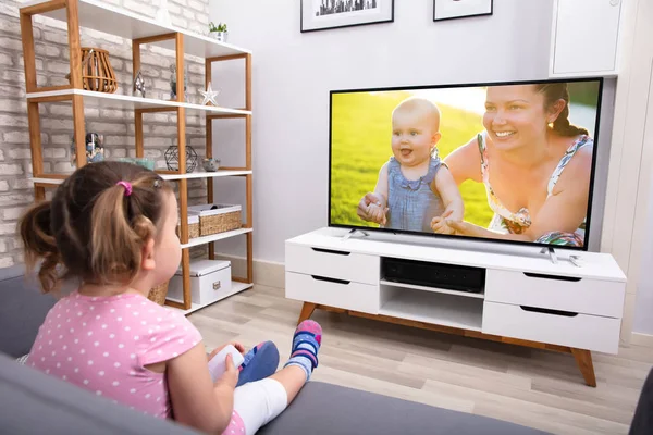 Close Menina Inocente Sentado Sofá Assistindo Televisão Sala Estar — Fotografia de Stock