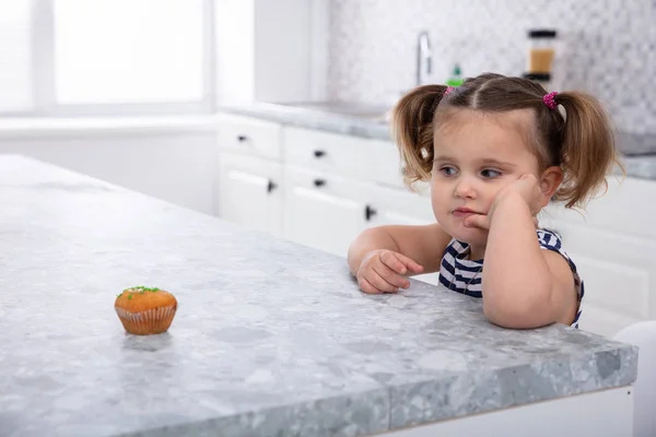 Close Girl Looking Cupcake Kitchen Worktop — Stok Foto