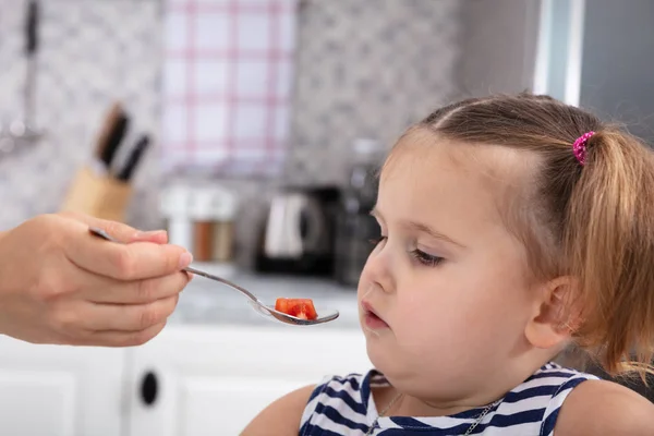 Close Mão Mãe Alimentando Fatia Tomate Para Sua Filha Com — Fotografia de Stock