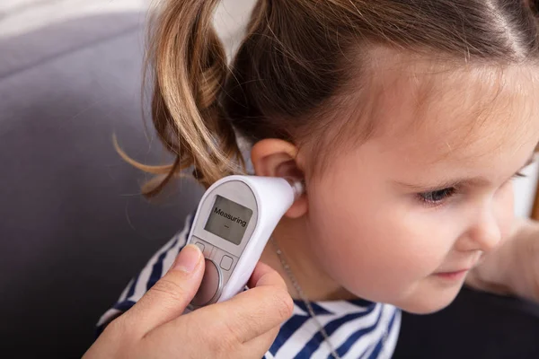 Kızın Kulağını Dijital Termometre Ile Elle Kontrol Etme — Stok fotoğraf