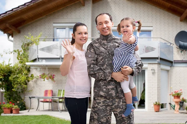 Close Van Een Gelukkig Soldaat Herenigd Met Familie Buiten Hun — Stockfoto