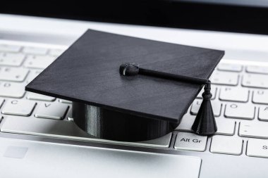 Laptop 'taki Siyah Mezuniyet Şapkasının Yakın Çekimi