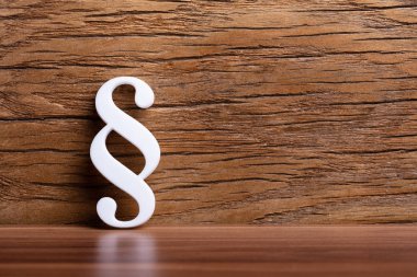 Tahta Duvara dayanan Beyaz Paragraf İşareti