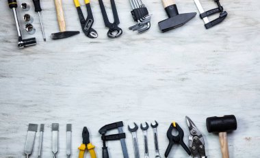 Ahşap masa üzerinde düzenlenen birçok sarı onarım araçları genel gider bir bakış