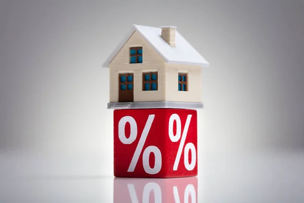 Großaufnahme Von Hausmodell Und Prozentsatz Roter Block Auf Dem Weißen — Stockfoto