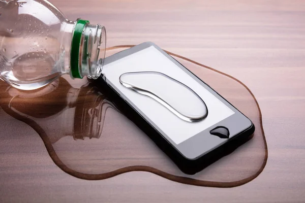 Närbild Spillt Vatten Smart Telefon Över Trä Skrivbord — Stockfoto