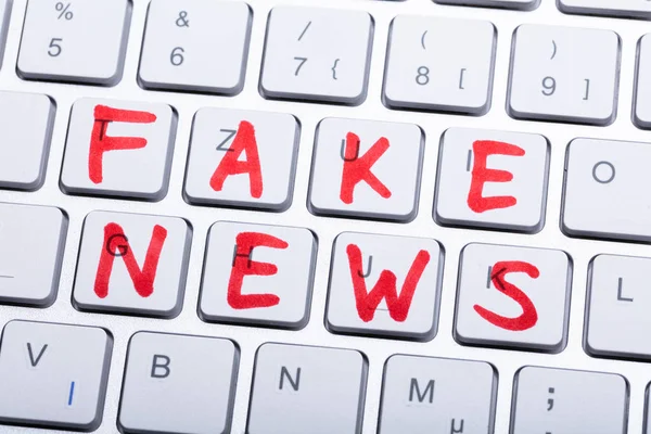 Das Rote Fake News Wort Auf Weißer Tastatur — Stockfoto