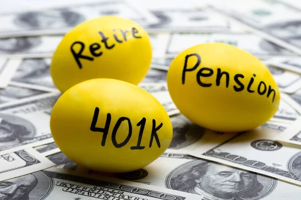 Emeklilik Emekli Metni 100 Doların Üzerinde Sarı Yumurtaların Üzerinde — Stok fotoğraf