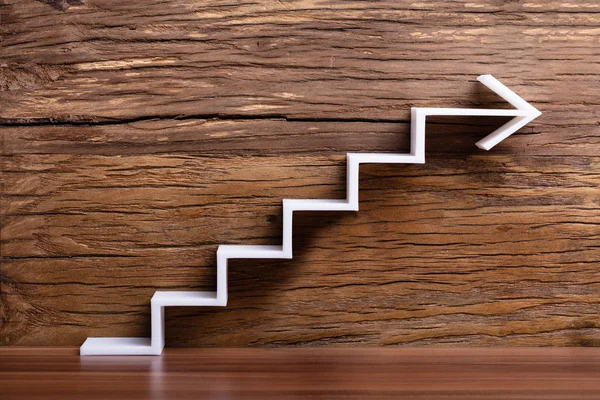 Gros Plan Blanc Croissant Flèche Escalier Sur Fond Bois — Photo