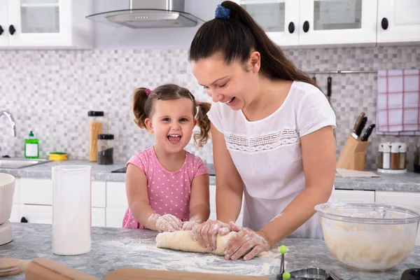Felice Figlia Aiutare Sua Madre Impastare Pasta Cucina Contatore — Foto Stock