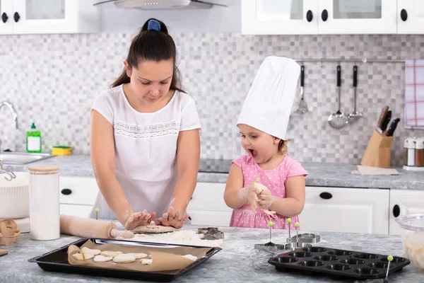 Lány Visel Szakácssapka Lebukós Segít Anyja Hogy Cookie Konyha — Stock Fotó