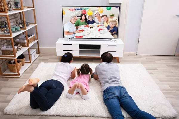 Батьки Своєю Дочкою Лежать Килимі Дивитися Телебачення Вдома — стокове фото